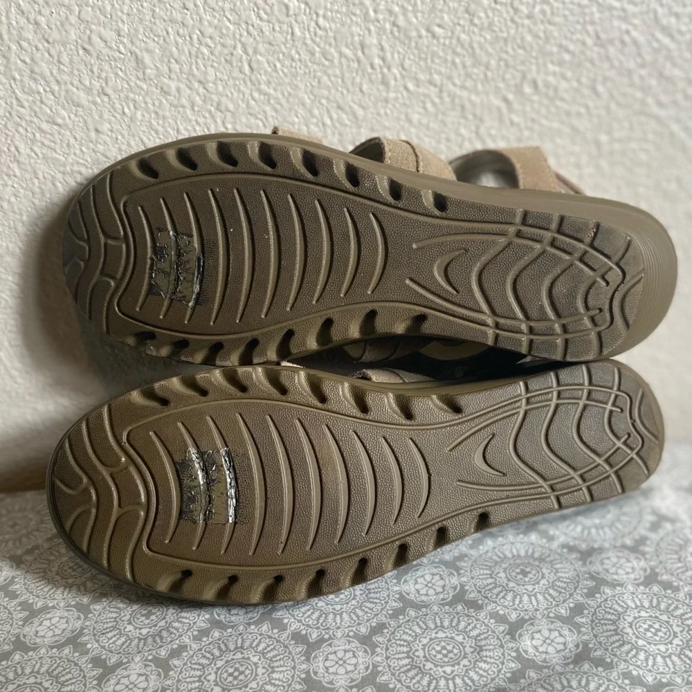Skechers~Cut-Out~Tan~Suede~Slingback~Velcro Closure~Wedge~Sandals~Size 11